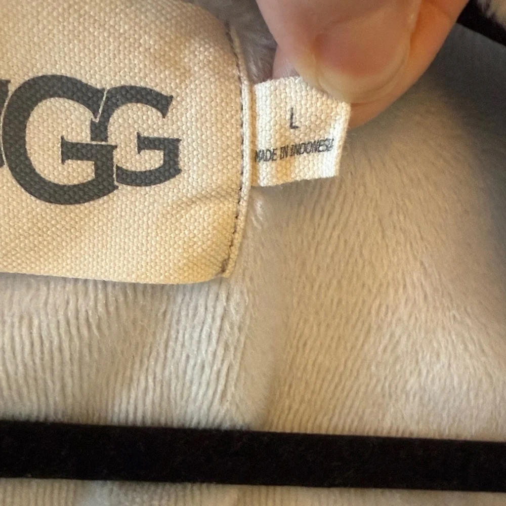 UGG Soft Gray Robe - Picture 8 of 9